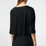 Tailormd Cape er en elegant satin-cape, der tilfører et raffineret og dramatisk udtryk til ethvert outfit. Designet falder let over skuldrene og lukkes foran med en dekorativ knudedetalje, som skaber et blødt, flydende fald. Brug den over en kjole til særlige anledninger eller som et eksklusivt lag over en enkel top for et sofistikeret look.&nbsp;