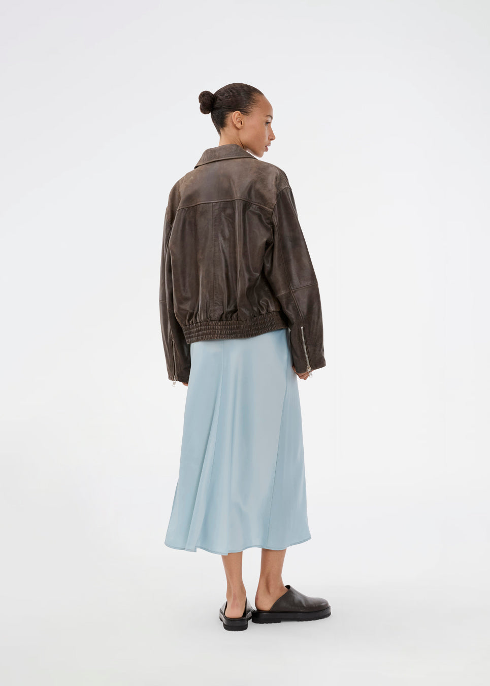 Lang ærmeløs blå kjole med rynkedetalje i satin. TailorMD dress har en høj hals, usynlig lynlås i ryggen og en slids i siden. 