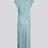 Lang ærmeløs blå kjole med rynkedetalje i satin. TailorMD dress har en høj hals, usynlig lynlås i ryggen og en slids i siden. 