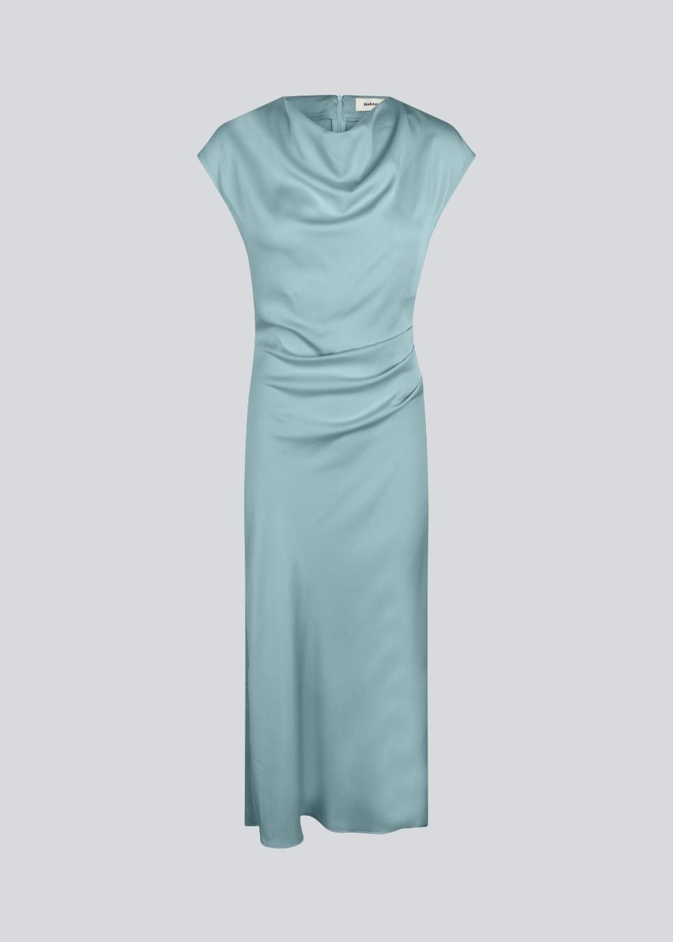Lang ærmeløs blå kjole med rynkedetalje i satin. TailorMD dress har en høj hals, usynlig lynlås i ryggen og en slids i siden. 
