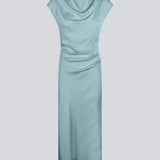 Lang ærmeløs blå kjole med rynkedetalje i satin. TailorMD dress har en høj hals, usynlig lynlås i ryggen og en slids i siden. 
