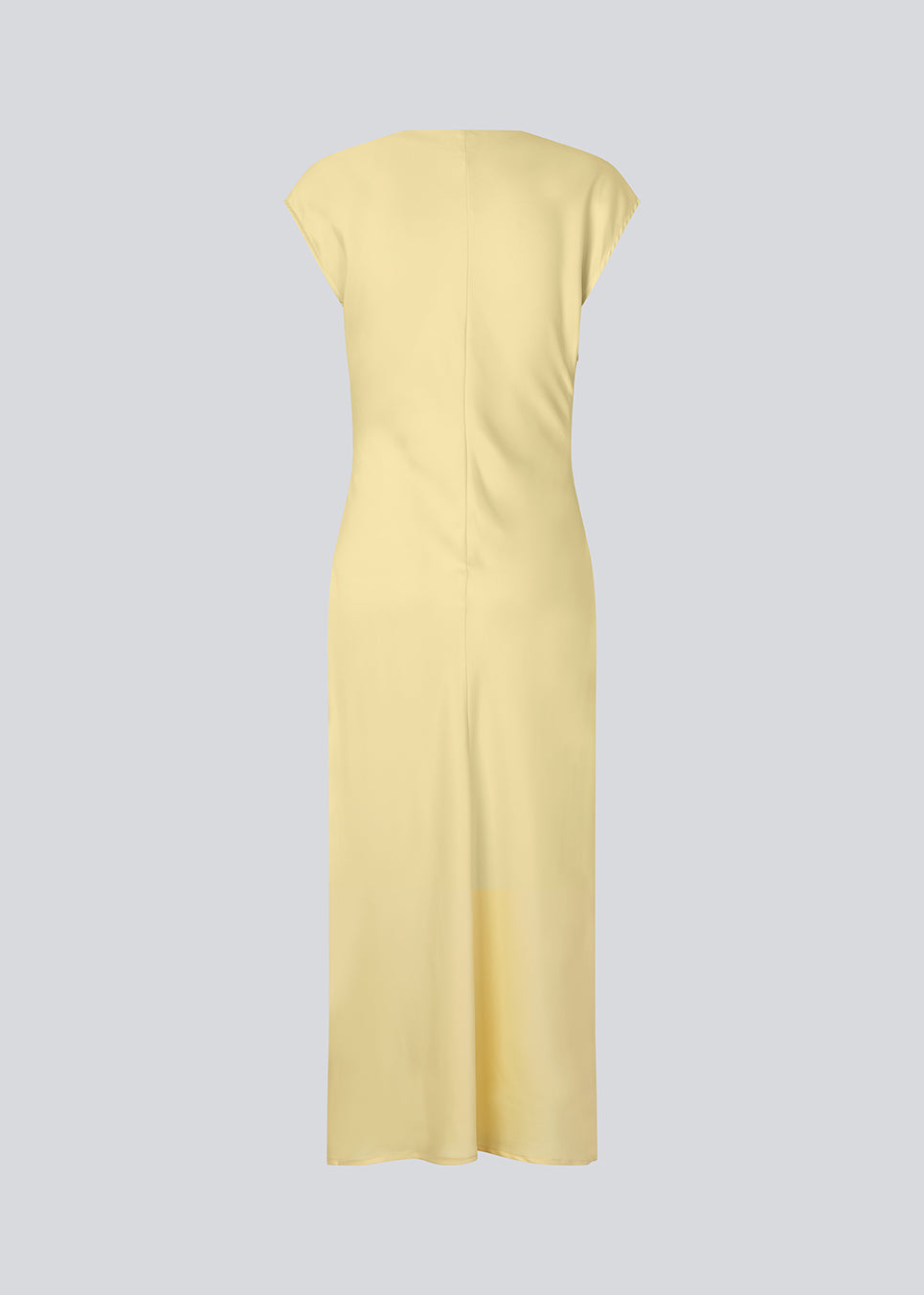 Lang ærmeløs kjole med rynkedetalje i satin. TailorMD dress har en høj hals, usynlig lynlås i ryggen og en slids i siden.