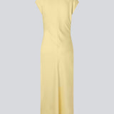 Lang ærmeløs kjole med rynkedetalje i satin. TailorMD dress har en høj hals, usynlig lynlås i ryggen og en slids i siden.