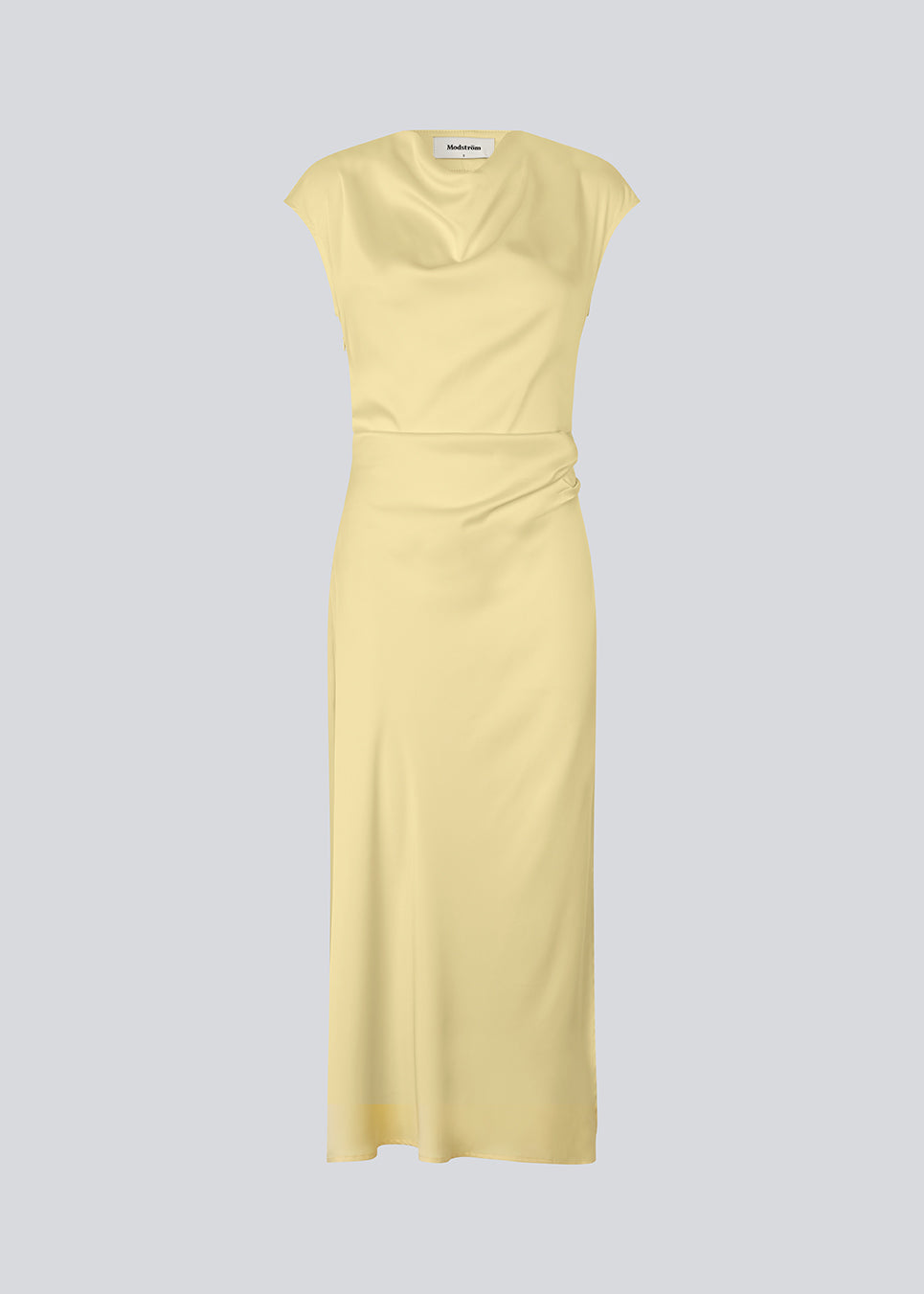Lang ærmeløs kjole med rynkedetalje i satin. TailorMD dress har en høj hals, usynlig lynlås i ryggen og en slids i siden.