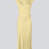 Lang ærmeløs kjole med rynkedetalje i satin. TailorMD dress har en høj hals, usynlig lynlås i ryggen og en slids i siden.