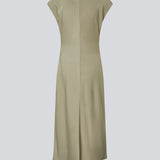 Lang ærmeløs kjole i grøn med rynkedetalje i satin. TailorMD dress har en høj hals, usynlig lynlås i ryggen og en slids i siden.&nbsp;