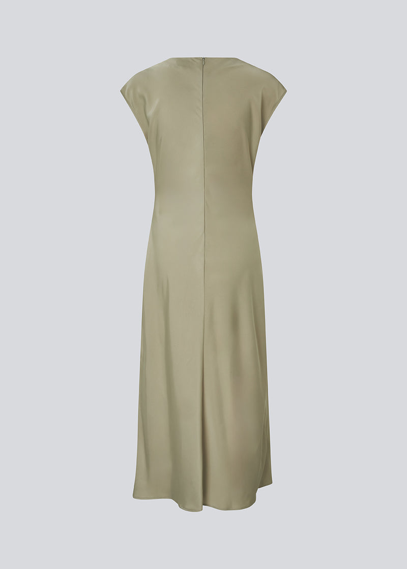 Lang ærmeløs kjole i grøn med rynkedetalje i satin. TailorMD dress har en høj hals, usynlig lynlås i ryggen og en slids i siden.&nbsp;