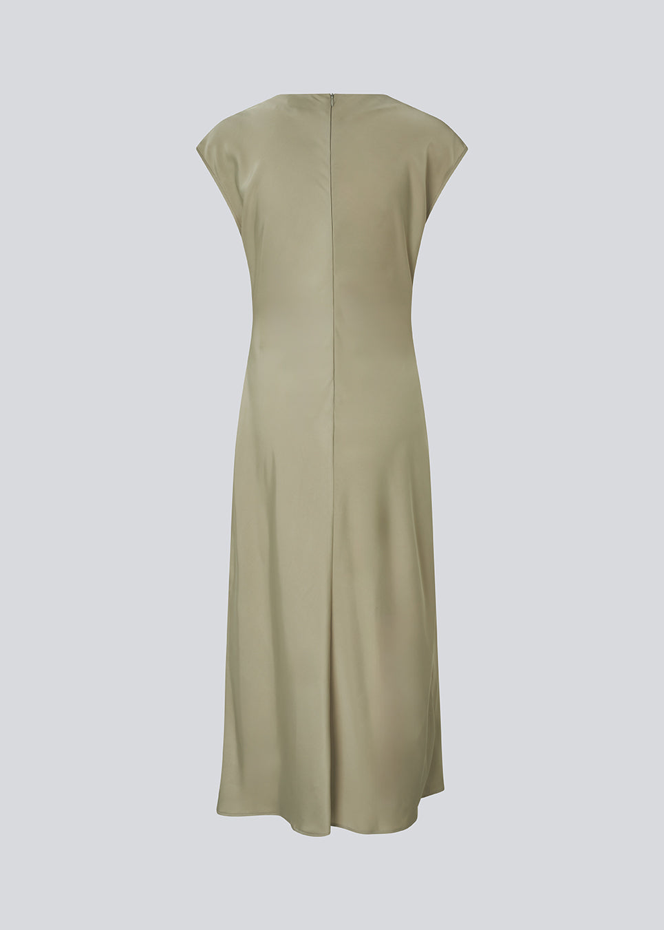 Lang ærmeløs kjole i grøn med rynkedetalje i satin. TailorMD dress har en høj hals, usynlig lynlås i ryggen og en slids i siden.&nbsp;