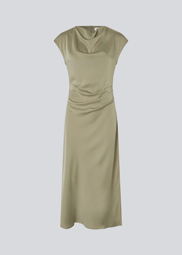 Lang ærmeløs kjole i grøn med rynkedetalje i satin. TailorMD dress har en høj hals, usynlig lynlås i ryggen og en slids i siden.&nbsp;