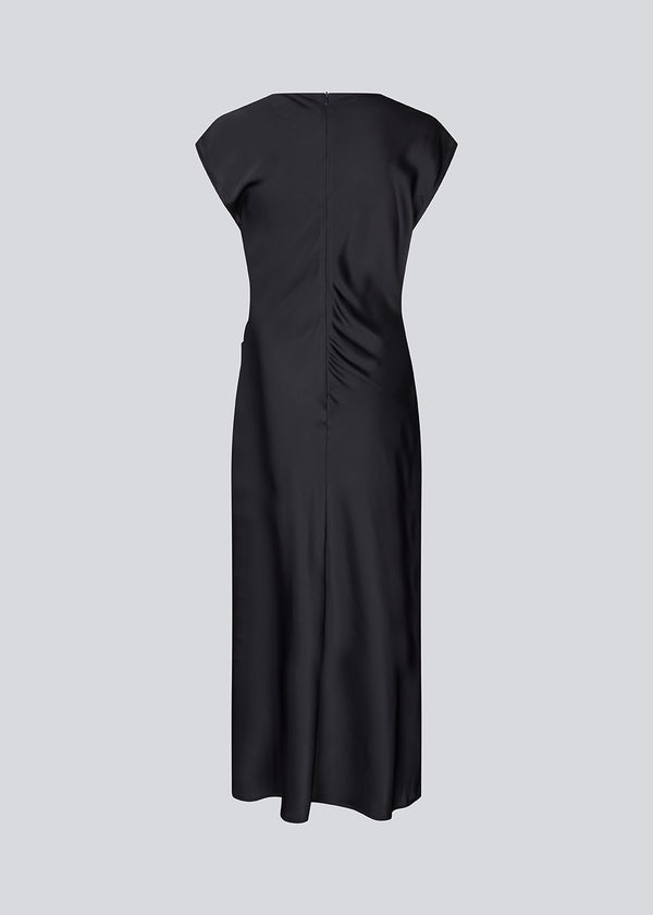 Lang ærmeløs kjole i mørkeblå med rynkedetalje i satin. TailorMD dress har en høj hals, usynlig lynlås i ryggen og en slids i siden.