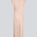 Lang ærmeløs kjole i lys rosa med rynkedetalje i satin. TailorMD dress har en høj hals, usynlig lynlås i ryggen og en slids i siden.