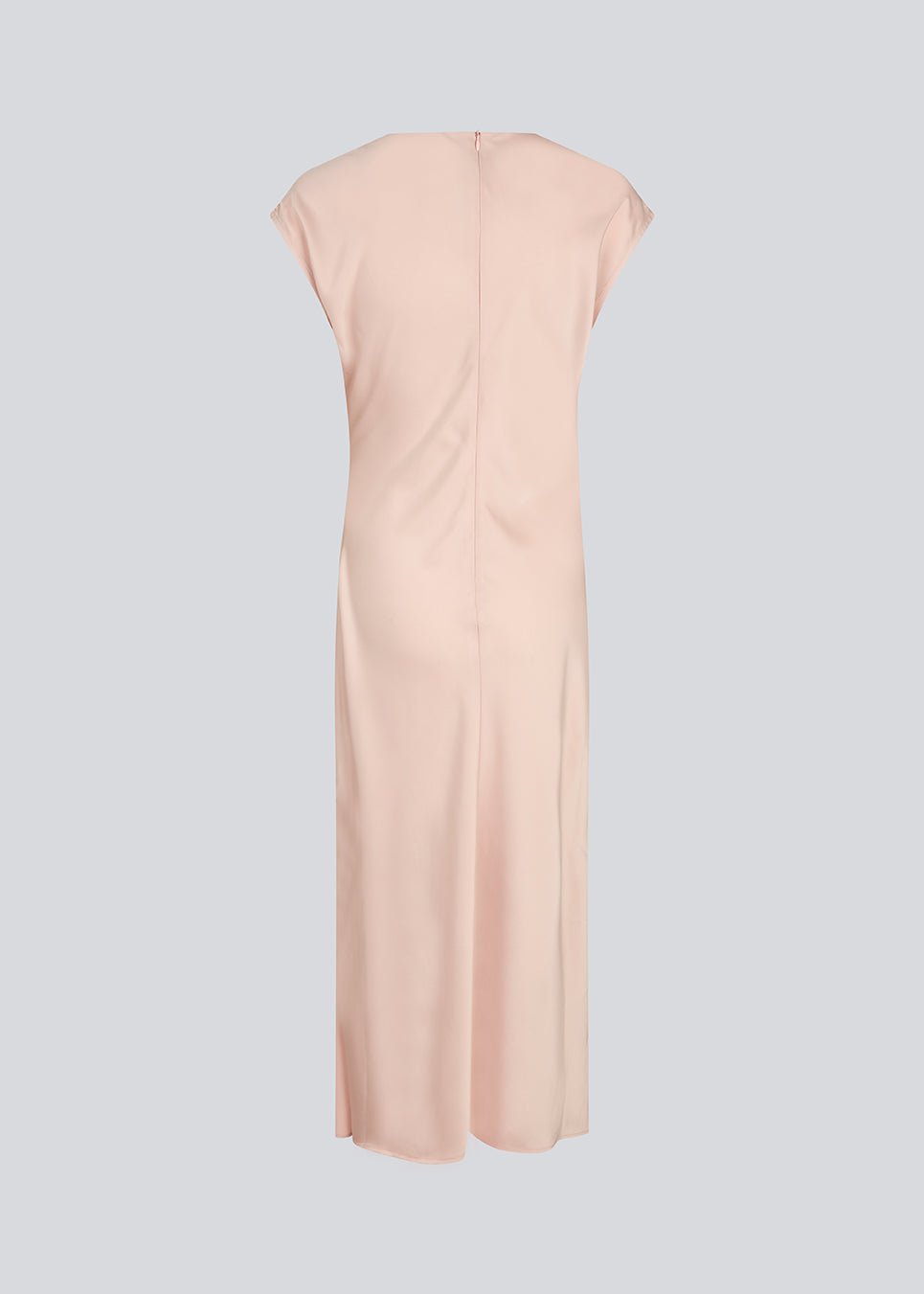 Lang ærmeløs kjole i lys rosa med rynkedetalje i satin. TailorMD dress har en høj hals, usynlig lynlås i ryggen og en slids i siden.