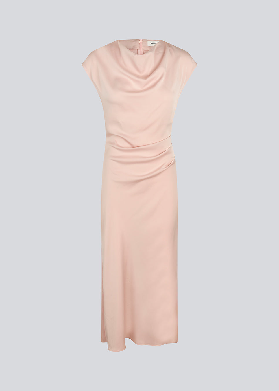 Lang ærmeløs kjole i lys rosa med rynkedetalje i satin. TailorMD dress har en høj hals, usynlig lynlås i ryggen og en slids i siden.