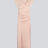 Lang ærmeløs kjole i lys rosa med rynkedetalje i satin. TailorMD dress har en høj hals, usynlig lynlås i ryggen og en slids i siden.