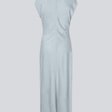 Lang ærmeløs kjole i smuk lyseblå med rynkedetalje i satin. TailorMD dress har en høj hals, usynlig lynlås i ryggen og en slids i siden.&nbsp;