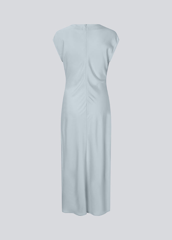 Lang ærmeløs kjole i smuk lyseblå med rynkedetalje i satin. TailorMD dress har en høj hals, usynlig lynlås i ryggen og en slids i siden.&nbsp;