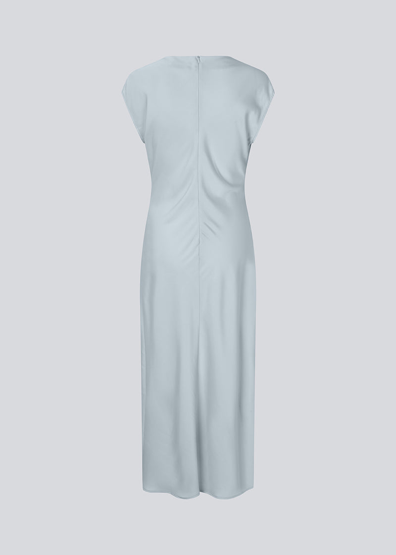 Lang ærmeløs kjole i smuk lyseblå med rynkedetalje i satin. TailorMD dress har en høj hals, usynlig lynlås i ryggen og en slids i siden.&nbsp;