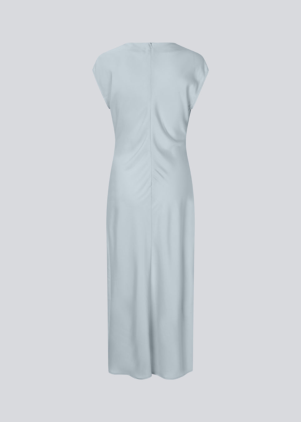 Lang ærmeløs kjole i smuk lyseblå med rynkedetalje i satin. TailorMD dress har en høj hals, usynlig lynlås i ryggen og en slids i siden.&nbsp;