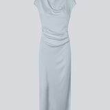 Lang ærmeløs kjole i smuk lyseblå med rynkedetalje i satin. TailorMD dress har en høj hals, usynlig lynlås i ryggen og en slids i siden.&nbsp;