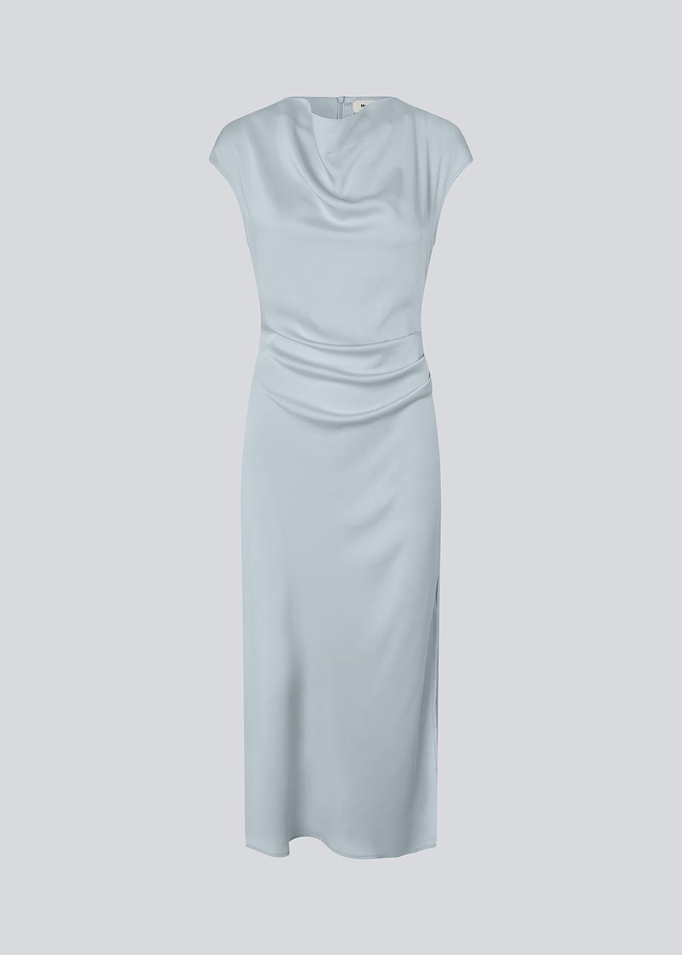 Lang ærmeløs kjole i smuk lyseblå med rynkedetalje i satin. TailorMD dress har en høj hals, usynlig lynlås i ryggen og en slids i siden.&nbsp;