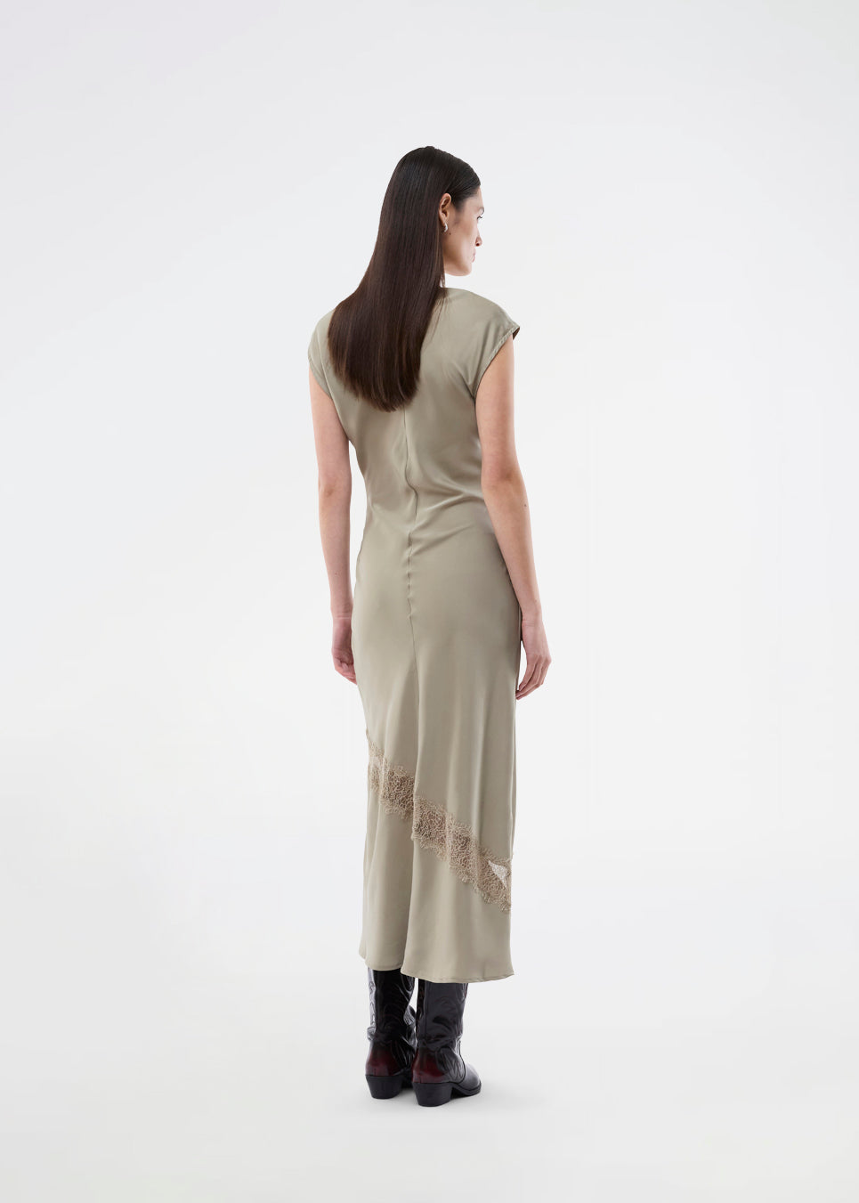 Lang ærmeløs kjole i satin med rynkedetalje. TailorMD Lace Dress har blondedetalje, høj hals, usynlig lynlås i ryggen og slids i siden. 