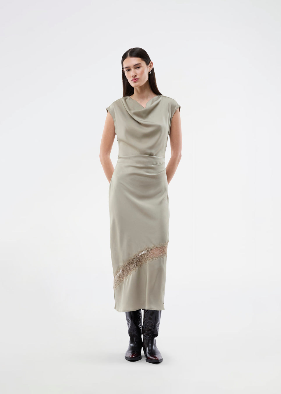 Lang ærmeløs kjole i satin med rynkedetalje. TailorMD Lace Dress har blondedetalje, høj hals, usynlig lynlås i ryggen og slids i siden. 