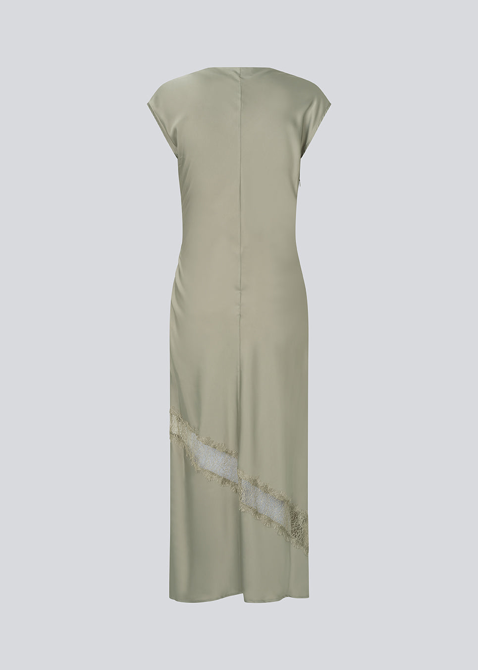 Lang ærmeløs kjole i satin med rynkedetalje. TailorMD Lace Dress har blondedetalje, høj hals, usynlig lynlås i ryggen og slids i siden. 