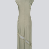 Lang ærmeløs kjole i satin med rynkedetalje. TailorMD Lace Dress har blondedetalje, høj hals, usynlig lynlås i ryggen og slids i siden. 