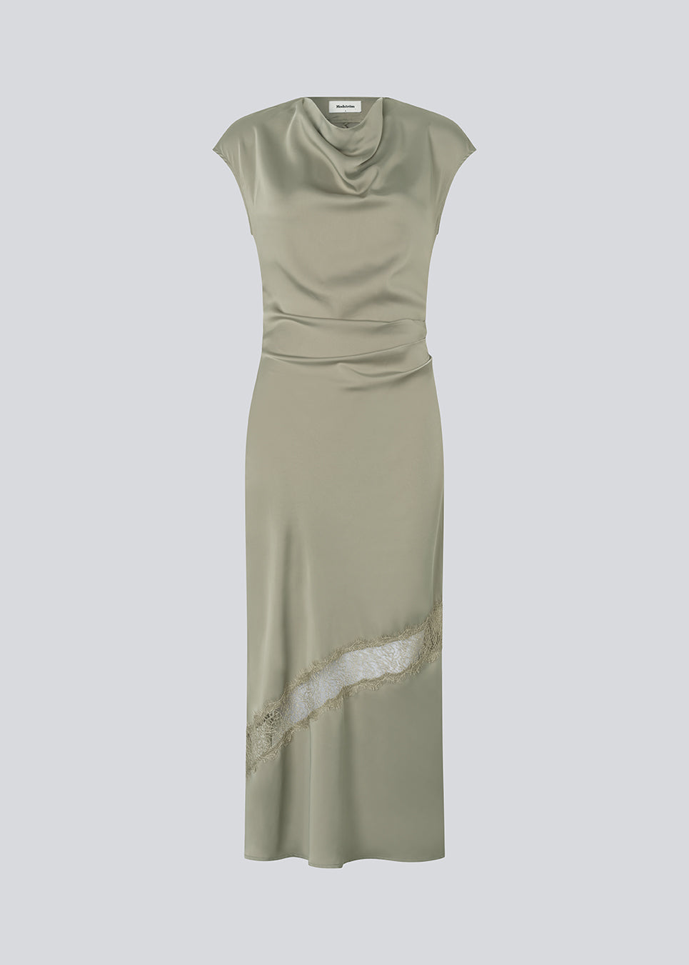 Lang ærmeløs kjole i satin med rynkedetalje. TailorMD Lace Dress har blondedetalje, høj hals, usynlig lynlås i ryggen og slids i siden. 