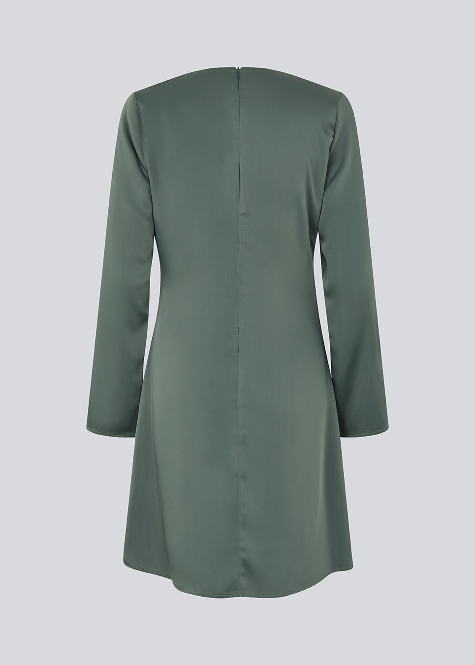 Kort kjole i grøn i en smuk satin med flatterende rynkedetalje i siden og halsudskæring med let vandfald. TailorMD dress har lange ærmer og usynlig lynlås i ryggen.
