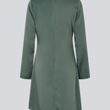 Kort kjole i grøn i en smuk satin med flatterende rynkedetalje i siden og halsudskæring med let vandfald. TailorMD dress har lange ærmer og usynlig lynlås i ryggen.