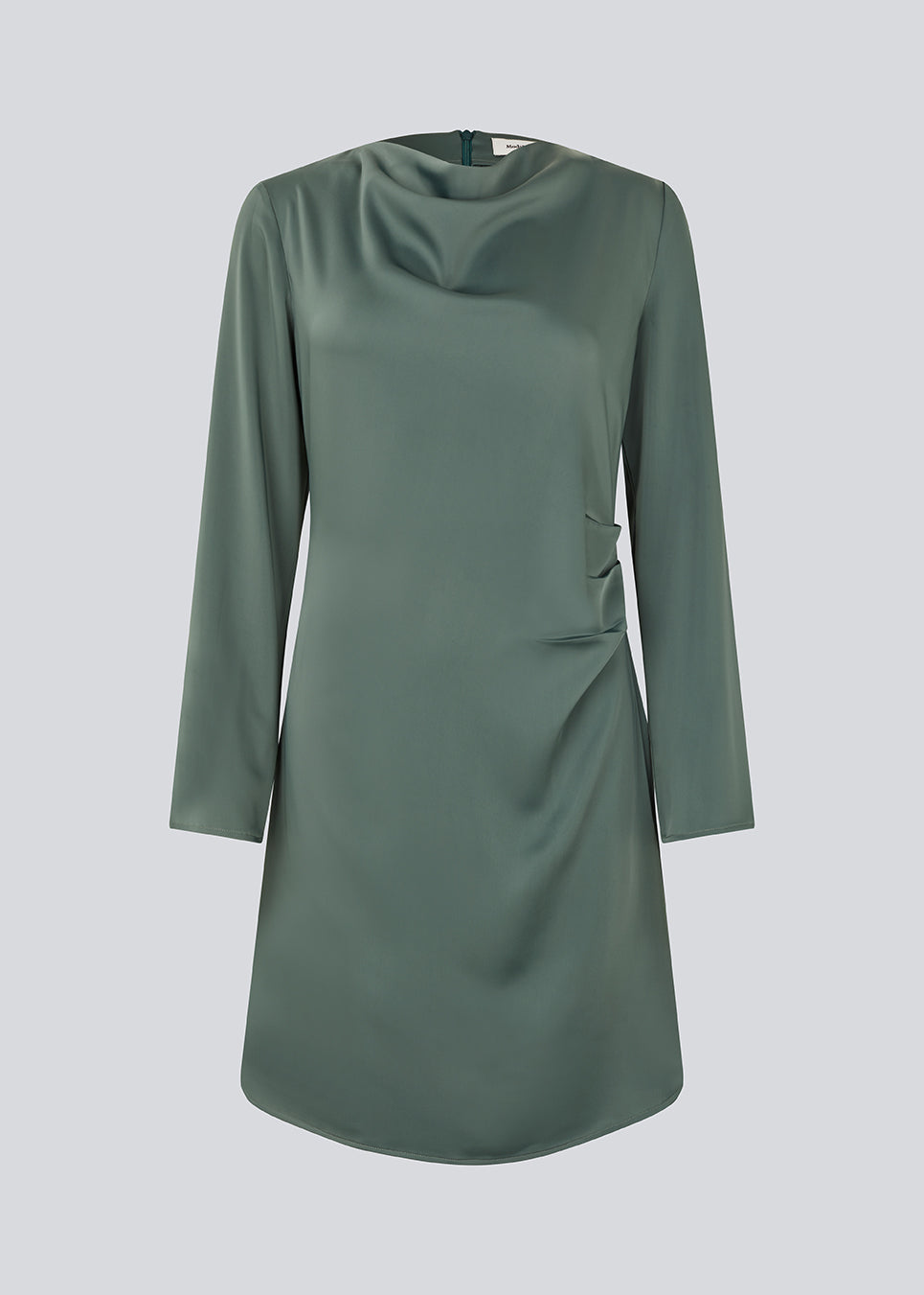 Kort kjole i grøn i en smuk satin med flatterende rynkedetalje i siden og halsudskæring med let vandfald. TailorMD dress har lange ærmer og usynlig lynlås i ryggen.
