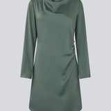 Kort kjole i grøn i en smuk satin med flatterende rynkedetalje i siden og halsudskæring med let vandfald. TailorMD dress har lange ærmer og usynlig lynlås i ryggen.