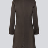 Vores meget populære og altid udsolgt Tailormd dress er nu kommet i en kortere version med lange ærmer. Stadig i en smuk satin med flatterende rynkedetalje i siden og halsudskæring med let vandfald. TailorMD LS short dress har lange ærmer og usynlig lynlås i ryggen.