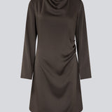 Vores meget populære og altid udsolgt Tailormd dress er nu kommet i en kortere version med lange ærmer. Stadig i en smuk satin med flatterende rynkedetalje i siden og halsudskæring med let vandfald. TailorMD LS short dress har lange ærmer og usynlig lynlås i ryggen.