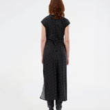 Lang ærmeløs kjole i satin. TailorMD print dress har høj hals, usynlig lynlås og en elegant slids – sofistikeret og klassisk. Modellen er 177 cm og har en str S/36 på.
