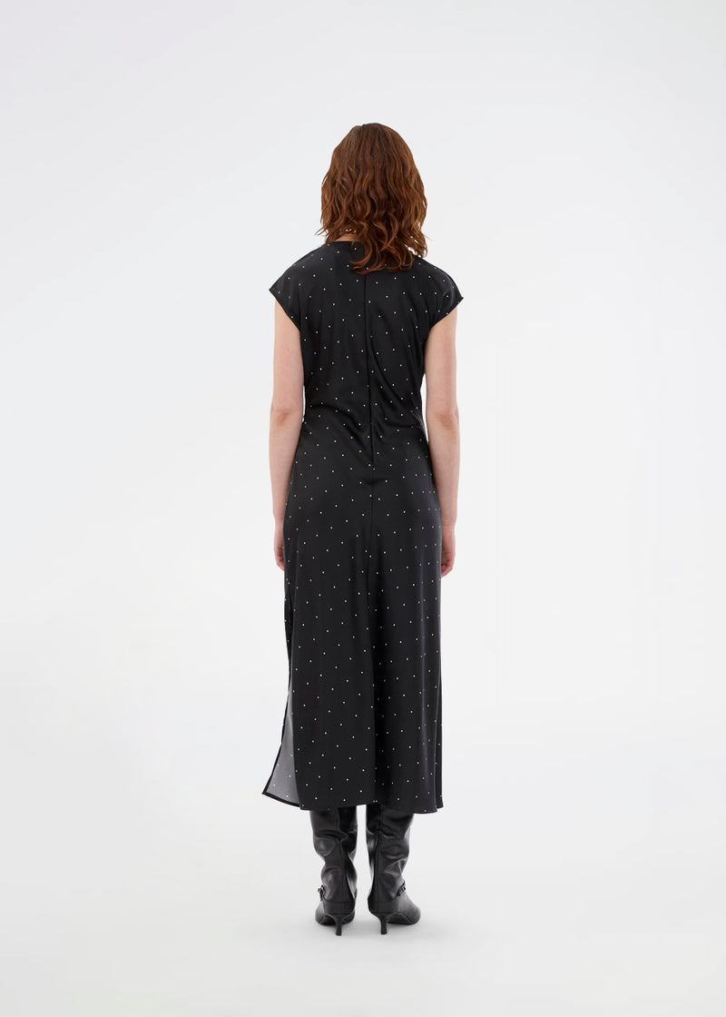 Lang ærmeløs kjole i satin. TailorMD print dress har høj hals, usynlig lynlås og en elegant slids – sofistikeret og klassisk. Modellen er 177 cm og har en str S/36 på.