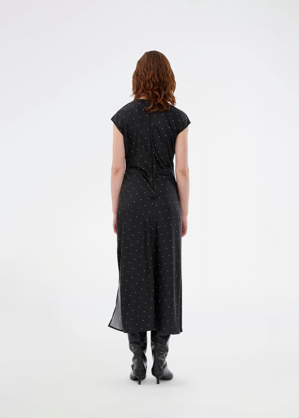Lang ærmeløs kjole i satin. TailorMD print dress har høj hals, usynlig lynlås og en elegant slids – sofistikeret og klassisk. Modellen er 177 cm og har en str S/36 på.
