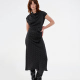 Lang ærmeløs kjole i satin. TailorMD print dress har høj hals, usynlig lynlås og en elegant slids – sofistikeret og klassisk. Modellen er 177 cm og har en str S/36 på.