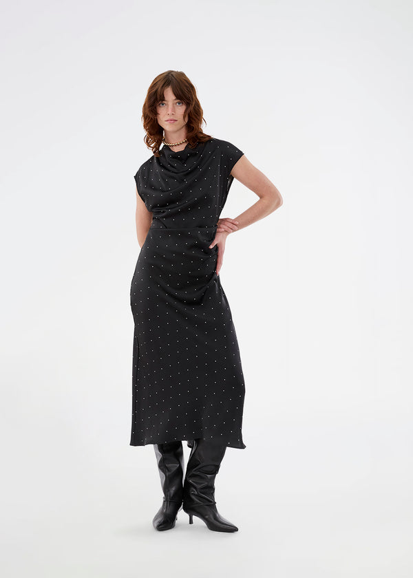Lang ærmeløs kjole i satin. TailorMD print dress har høj hals, usynlig lynlås og en elegant slids – sofistikeret og klassisk. Modellen er 177 cm og har en str S/36 på.