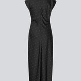 Lang ærmeløs kjole i satin. TailorMD print dress har høj hals, usynlig lynlås og en elegant slids – sofistikeret og klassisk. Modellen er 177 cm og har en str S/36 på.