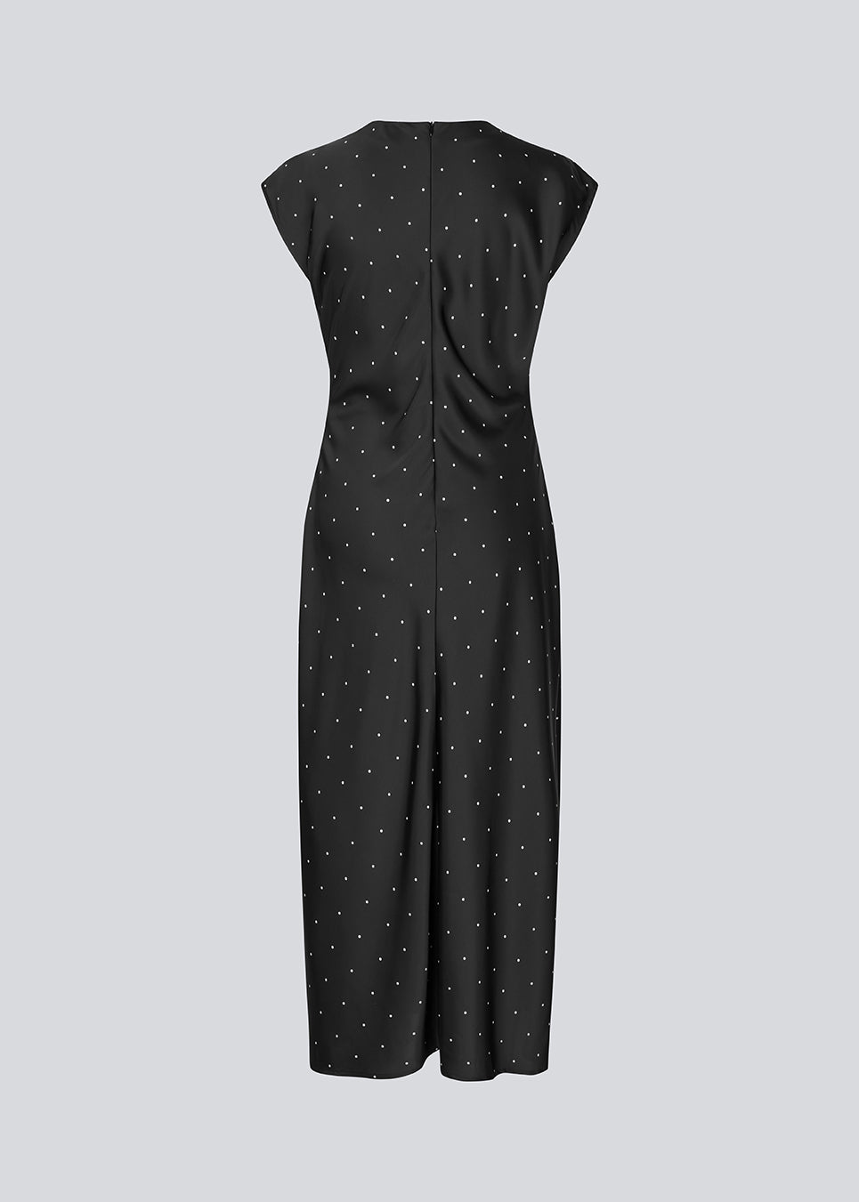 Lang ærmeløs kjole i satin. TailorMD print dress har høj hals, usynlig lynlås og en elegant slids – sofistikeret og klassisk. Modellen er 177 cm og har en str S/36 på.