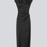 Lang ærmeløs kjole i satin. TailorMD print dress har høj hals, usynlig lynlås og en elegant slids – sofistikeret og klassisk. Modellen er 177 cm og har en str S/36 på.