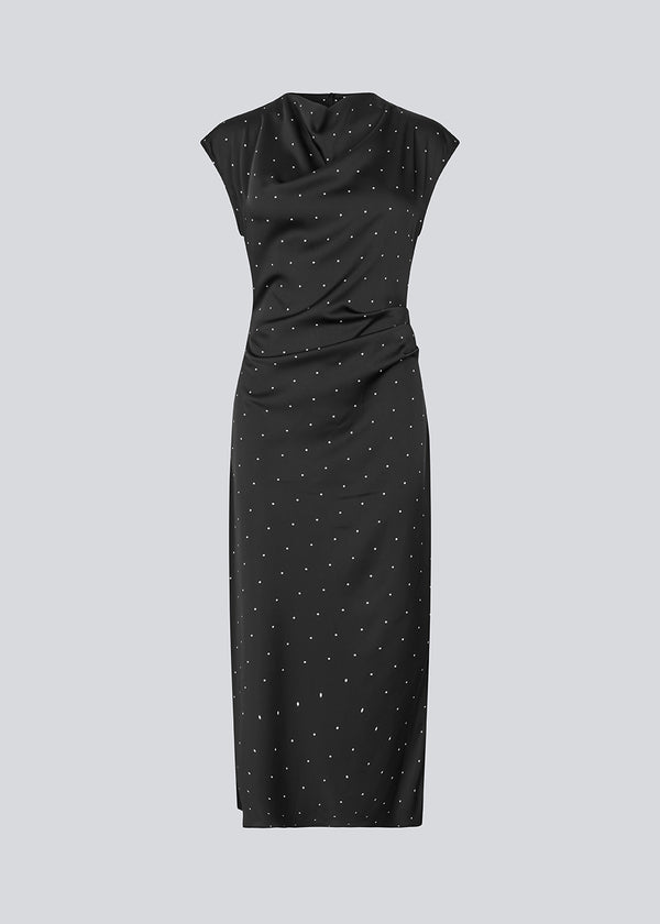 Lang ærmeløs kjole i satin. TailorMD print dress har høj hals, usynlig lynlås og en elegant slids – sofistikeret og klassisk. Modellen er 177 cm og har en str S/36 på.