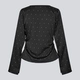 Sort ærmeløs top i satin. TailotMD print top &nbsp;har en flatterende åben ryg og bindebånd, der giver den et elegant og feminint udtryk.