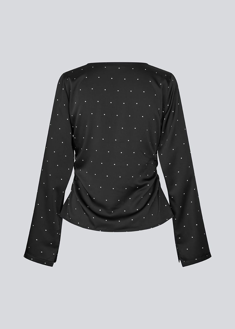 Sort ærmeløs top i satin. TailotMD print top &nbsp;har en flatterende åben ryg og bindebånd, der giver den et elegant og feminint udtryk.