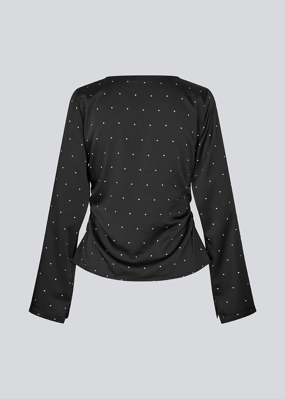 Sort ærmeløs top i satin. TailotMD print top &nbsp;har en flatterende åben ryg og bindebånd, der giver den et elegant og feminint udtryk.