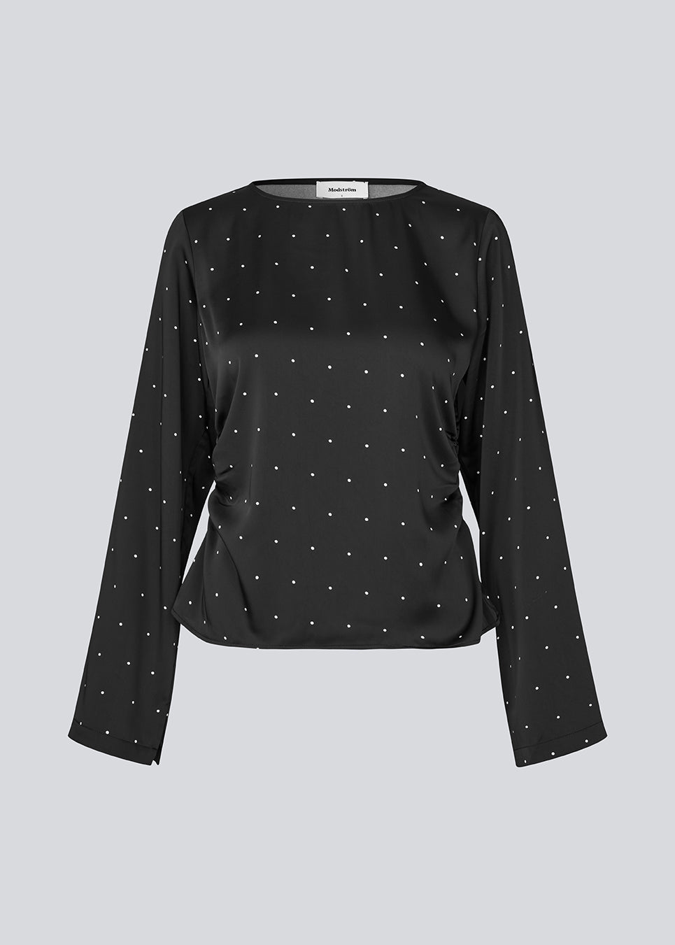 Sort ærmeløs top i satin. TailotMD print top &nbsp;har en flatterende åben ryg og bindebånd, der giver den et elegant og feminint udtryk.