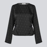 Sort ærmeløs top i satin. TailotMD print top &nbsp;har en flatterende åben ryg og bindebånd, der giver den et elegant og feminint udtryk.