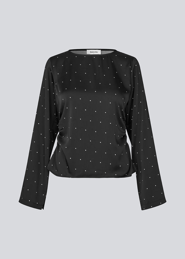 Sort ærmeløs top i satin. TailotMD print top &nbsp;har en flatterende åben ryg og bindebånd, der giver den et elegant og feminint udtryk.